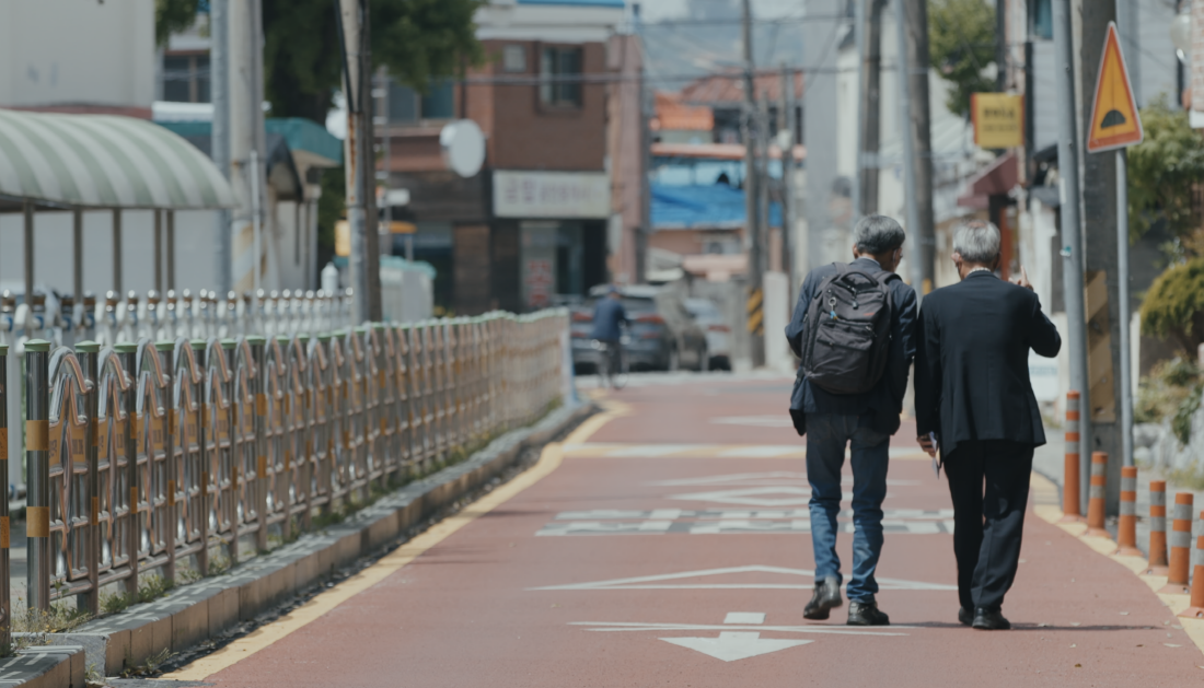 '어른 김장하' 스토리를 책과 영화로 세상에 알린 김주완 대기자와 김장하 선생의 뒷모습.png