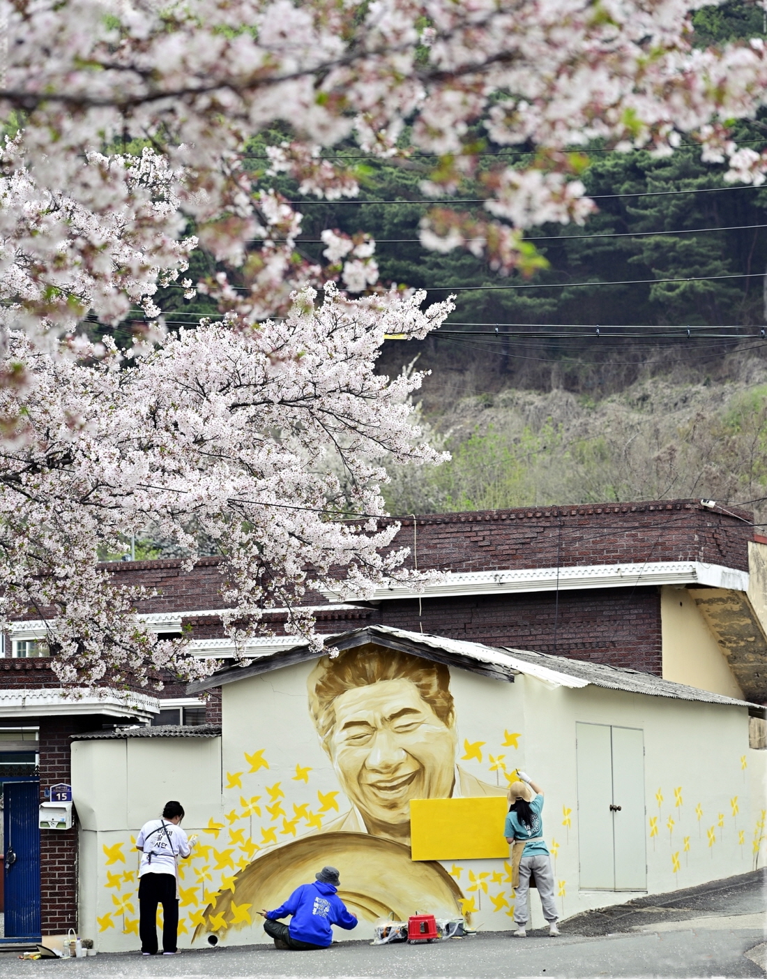 봉하마을 벽화 새단장.jpg