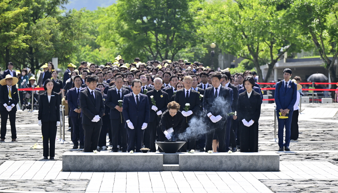 헌화 분향.jpg